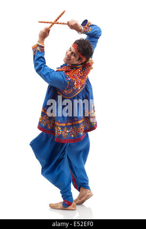 Portrait de jeune homme en vêtements traditionnels de Dandiya Rass isolated over white background Banque D'Images