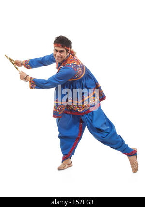 Portrait d'un Indien d'effectuer Dandiya Raas over white background Banque D'Images