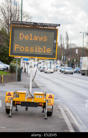 Les retards possibles. Signe de circulation sur une route d'électronique de puissance solaire mobile traffic sign, Nottingham, England, UK Banque D'Images