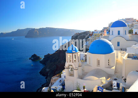 Églises au dôme bleu surplombant la caldera volcanique à Oia, Santorin, Grèce Banque D'Images