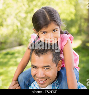 Un homme donnant à sa fille un piggyback ride sur ses épaules. Banque D'Images