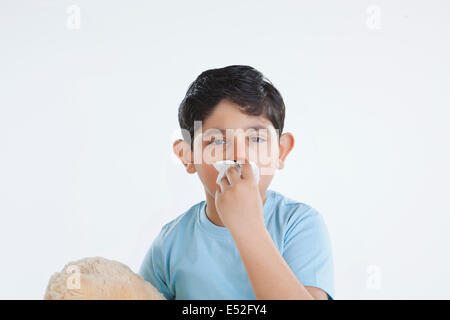 Portrait de petit garçon avec tissu sur la bouche Banque D'Images