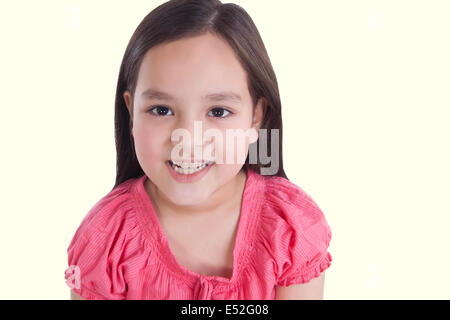 Portrait de petite fille montrant ses dents Banque D'Images