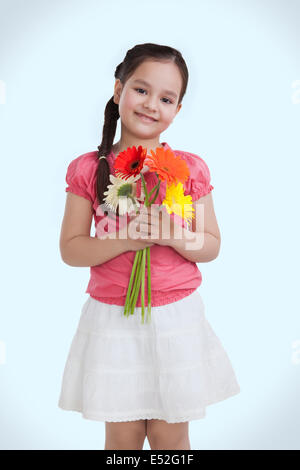 Portrait of little girl holding Flowers Banque D'Images