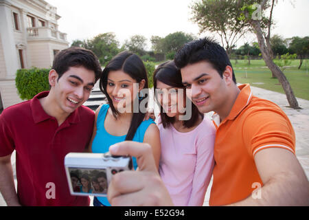 Happy friends taking self portrait outdoors Banque D'Images Happy friends taking self portrait outdoors Banque D'Images