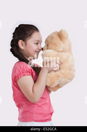 Petite fille jouant avec un ours en peluche Banque D'Images