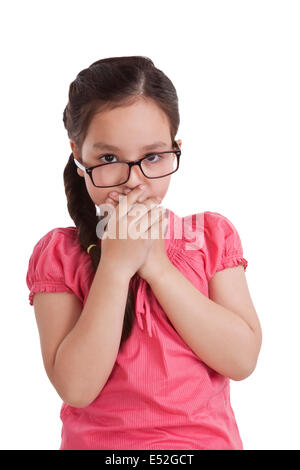 Portrait de petite fille couvrant la bouche avec les mains Banque D'Images