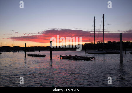 Port de plaisance et des bateaux au coucher du soleil et au crépuscule. Rivière Hamble Hampshire UK Banque D'Images