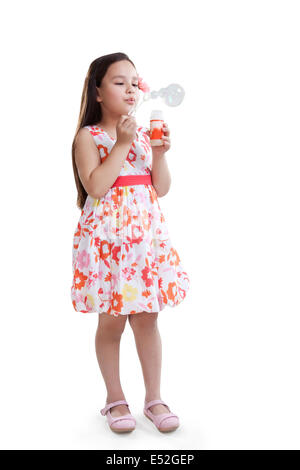 Little girl blowing bubbles Banque D'Images