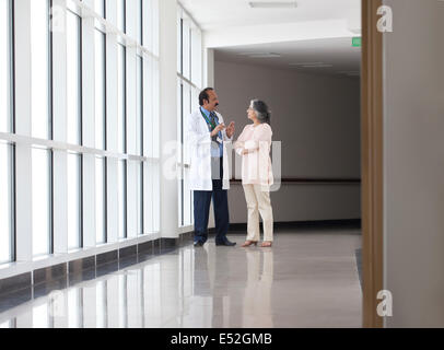 Doctor soins au patient in hospital corridor Banque D'Images