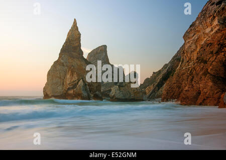 Ursa Beach sur la côte atlantique a des formations rocheuses appelées le géant et l'ours. Banque D'Images