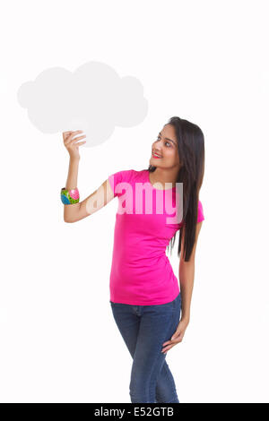 Happy young woman holding bulle pensée sur fond blanc Banque D'Images