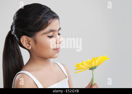 Little girl holding a flower Banque D'Images