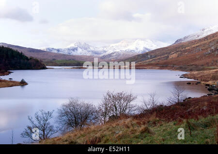 À l'échelle Llynnau Mymbyr lacs de Mont Snowdon tôt un matin d'hiver, Capel Curig, Galles, Royaume-Uni Banque D'Images