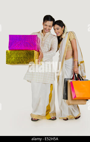 South Indian couple with shopping bags et cadeaux Banque D'Images