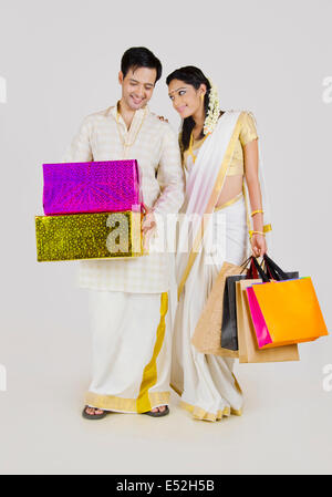 South Indian couple with shopping bags et cadeaux Banque D'Images