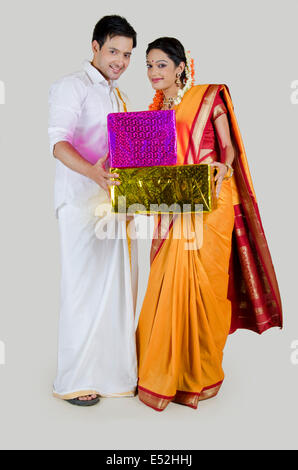 Portrait de South Indian couple with gifts Banque D'Images