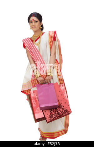 Bengali woman carrying shopping bags Banque D'Images