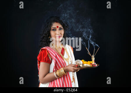 Portrait de femme tenant une puja Bengali thali Banque D'Images