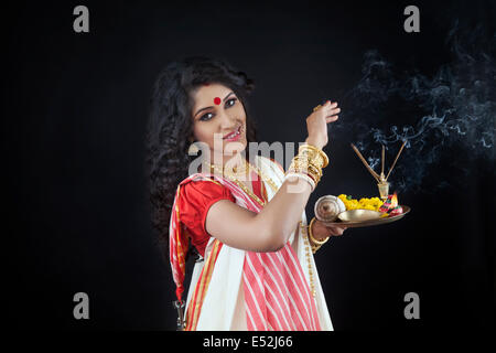 Portrait de femme tenant une puja Bengali thali Banque D'Images