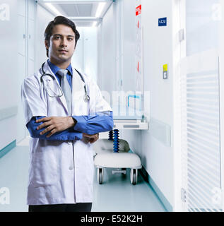 Portrait of male doctor standing in hospital corridor Banque D'Images
