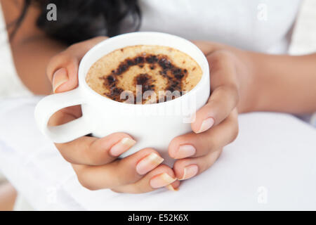 Close-up of womans mains tenant une tasse de café Banque D'Images