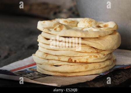 Tandoori Roti frais cuit sur l'affichage Banque D'Images