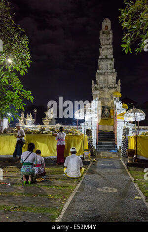 Denpasar, Bali, Indonésie. Cérémonie religieuse à l'occasion de la pleine lune. Temple Pura Jagatnatha. Banque D'Images