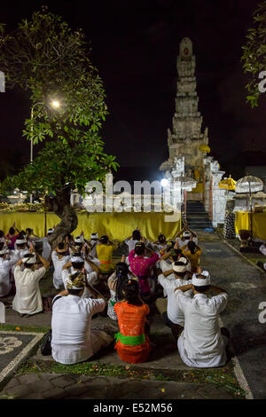 Denpasar, Bali, Indonésie. Cérémonie religieuse à l'occasion de la pleine lune. Temple Pura Jagatnatha. Banque D'Images