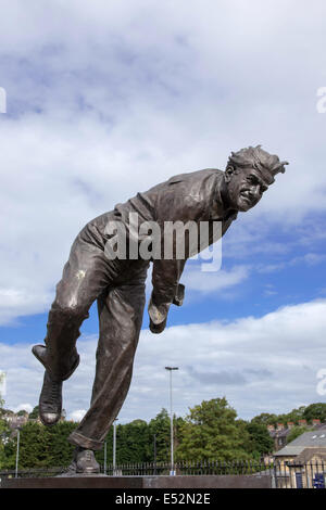 Statue de cricketer Fred Trueman à Skipton, North Yorkshire, England, UK Banque D'Images