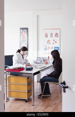 Patient consultation cardiologue Banque D'Images