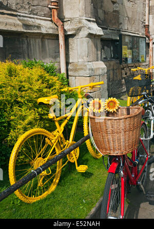 Vélo peint en jaune vif York North Yorkshire England UK Royaume-Uni GB Grande Bretagne Banque D'Images