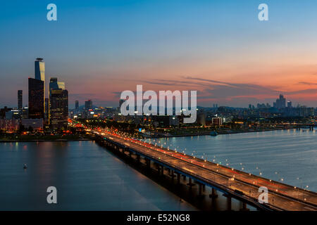 Un coucher de soleil sur le quartier des affaires de Yeouido et la rivière Han de Séoul, Corée du Sud. Banque D'Images