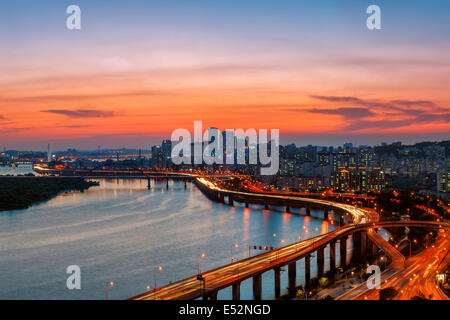 Un coucher de soleil sur le quartier des affaires de Yeouido et la rivière Han de Séoul, Corée du Sud. Banque D'Images