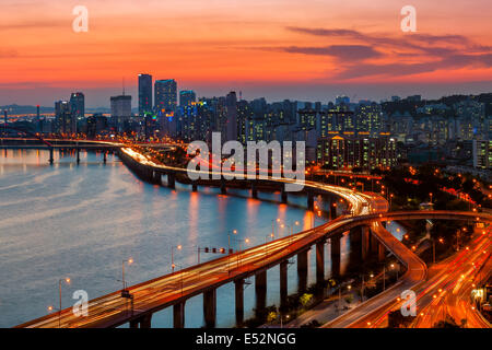 Un coucher de soleil sur le quartier des affaires de Yeouido et la rivière Han de Séoul, Corée du Sud. Banque D'Images