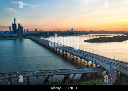 Un coucher de soleil sur le quartier des affaires de Yeouido et la rivière Han de Séoul, Corée du Sud. Banque D'Images