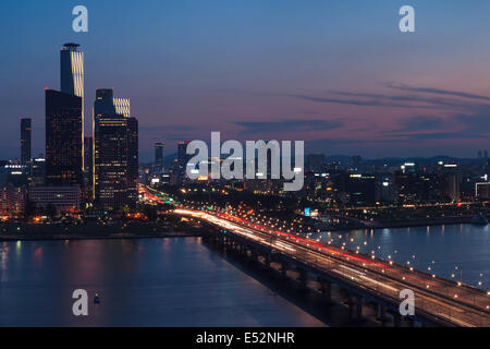 Un coucher de soleil sur le quartier des affaires de Yeouido et la rivière Han de Séoul, Corée du Sud. Banque D'Images