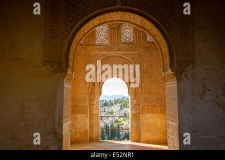Des arches en pierre en forme de clé islamique dans le Generalife palace, à l'Alhambra, Grenade, Espagne Banque D'Images
