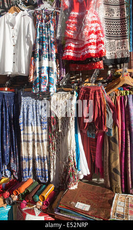 Close up de jolies vêtements féminins en vente à l'extérieur d'une boutique touristique dans, Granada, Espagne Banque D'Images