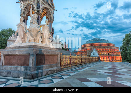 Albert Memorial et Royal Albert Hall,vue de Hyde Park,Londres,Angleterre Banque D'Images