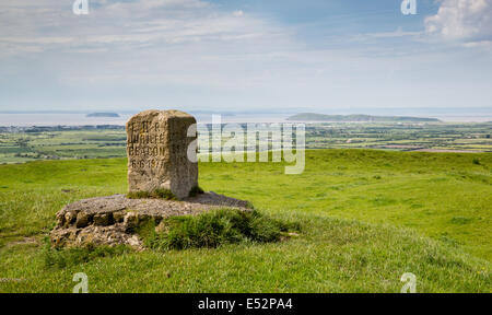 Jubilé 1977 balise sur les remblais de l'âge de fer fort sur Brent Knoll Somerset UK avec Steepholm Brean Down et au-delà Banque D'Images