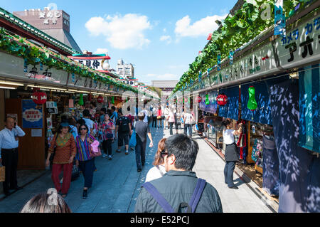 Regarder les gens et faire le tour des vendeurs à l'extérieur de Temple Sensoji à Tokyo, Japon. Banque D'Images