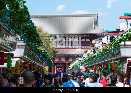 Regarder les gens et faire le tour des vendeurs à l'extérieur de Temple Sensoji à Tokyo, Japon. Banque D'Images