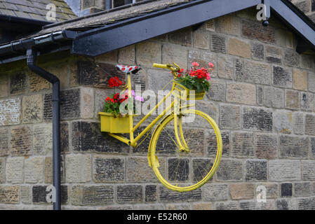 Vélo sur le côté de la route de chalet par le tour de france accueillant la course à Otley Yorkshire Royaume Uni Banque D'Images