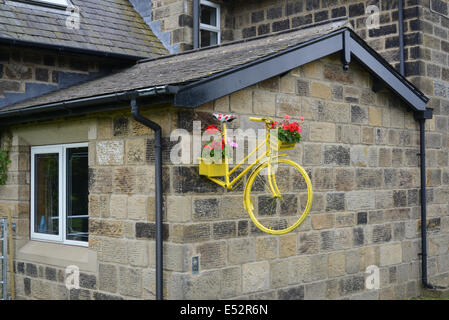 Vélo sur le côté de la route de chalet par le tour de france accueillant la course à Otley Yorkshire Royaume Uni Banque D'Images