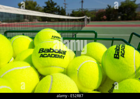 Un court de tennis à un complexe de vacances à Sivota, Grèce. Banque D'Images