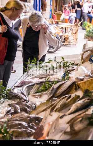 Shopping pour les poissons sur la Rue Cler 7e arrondissement de Paris France Banque D'Images