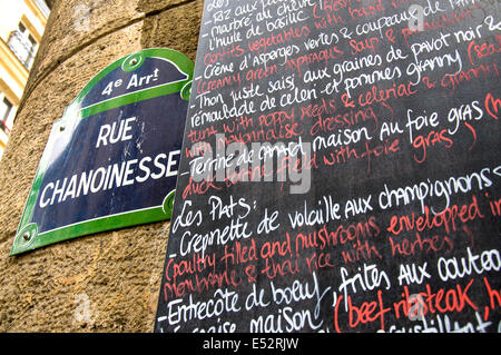 Restaurant menu sur rue Chanoinesse 4e arrondissement Paris France Banque D'Images