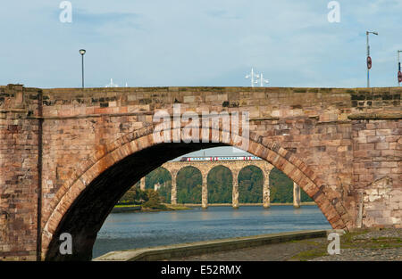 Pont ferroviaire, routier et ferroviaire traversant pont ferroviaire à Berwick-on-Tweed, Northumberland Banque D'Images