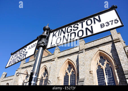 Vintage road sign post par l'église Saint Pierre, la rue Windsor, Chertsey, Surrey, Angleterre, Royaume-Uni Banque D'Images